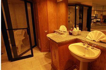 Sybaris Pool Suites Mequon Brown Deer Εξωτερικό φωτογραφία